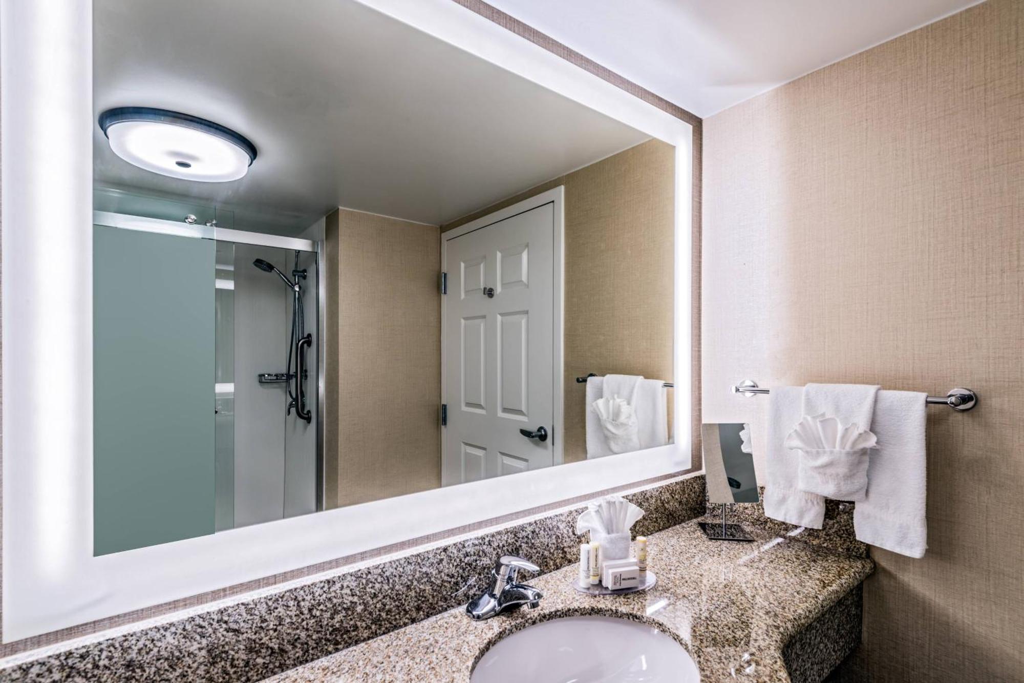 Отель Courtyard By Marriott Charleston Historic District Экстерьер фото